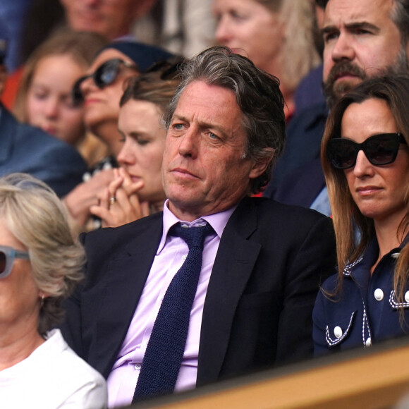 Hugh Grant et sa femme Anna Eberstein au tournoi de Wimbledon au All England Lawn Tennis and Croquet Club à Londres, le 7 juillet 2021.