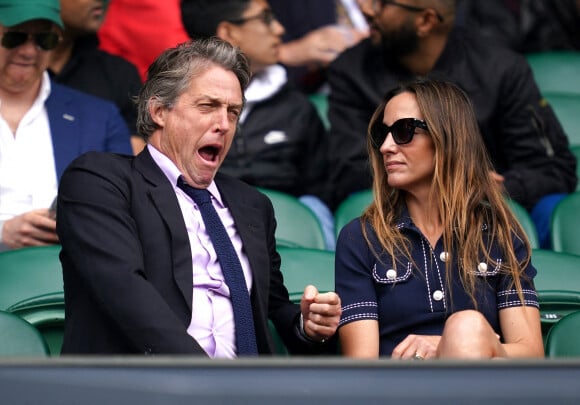 Hugh Grant et sa femme Anna Eberstein au tournoi de Wimbledon au All England Lawn Tennis and Croquet Club à Londres, le 7 juillet 2021.