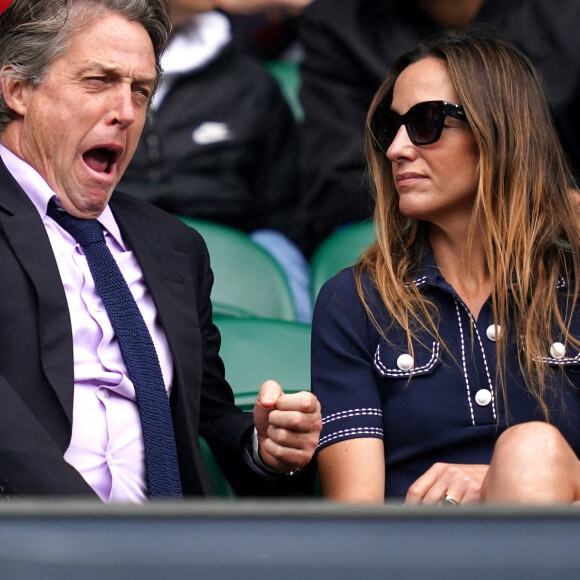 Hugh Grant et sa femme Anna Eberstein au tournoi de Wimbledon au All England Lawn Tennis and Croquet Club à Londres, le 7 juillet 2021.