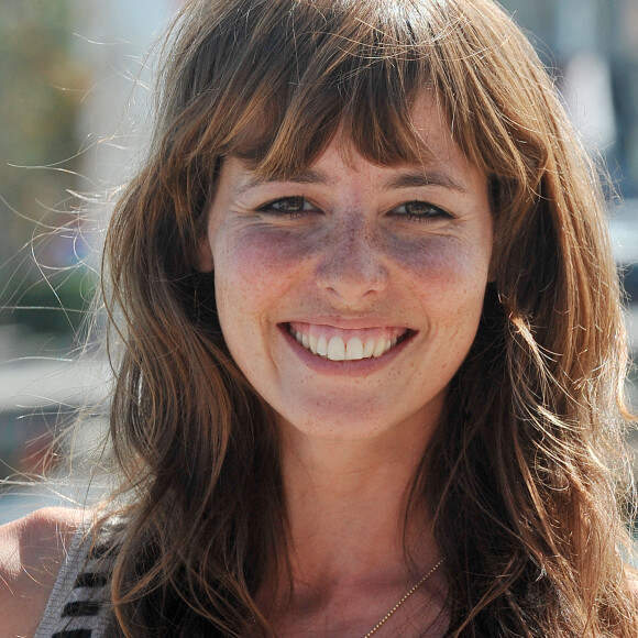 Julie Boulanger pose pour le photocall de la serie ' VDM ' durant le 15e Festival de la Fiction Tv de La Rochelle le 13 septembre 2013.