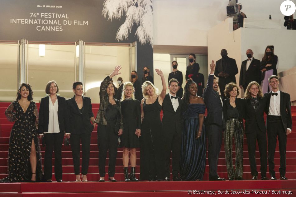 Guest, Caroline Estremo, Catherine Corsini, Marina Foïs, Valéria Bruni Tedeschi, Aissatou Diallo Sagnan, Pio Marmaï, Elisabeth Perez, guest - Montée des marches du film " La fracture " lors du 74ème Festival International du Film de Cannes. Le 9 juillet 2021 © Borde-Jacovides-Moreau / Bestimage