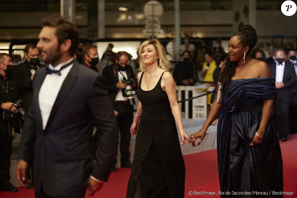 Valéria Bruni Tedeschi, Aissatou Diallo Sagnan - Montée des marches du film " La fracture " lors du 74ème Festival International du Film de Cannes. Le 9 juillet 2021 © Borde-Jacovides-Moreau / Bestimage