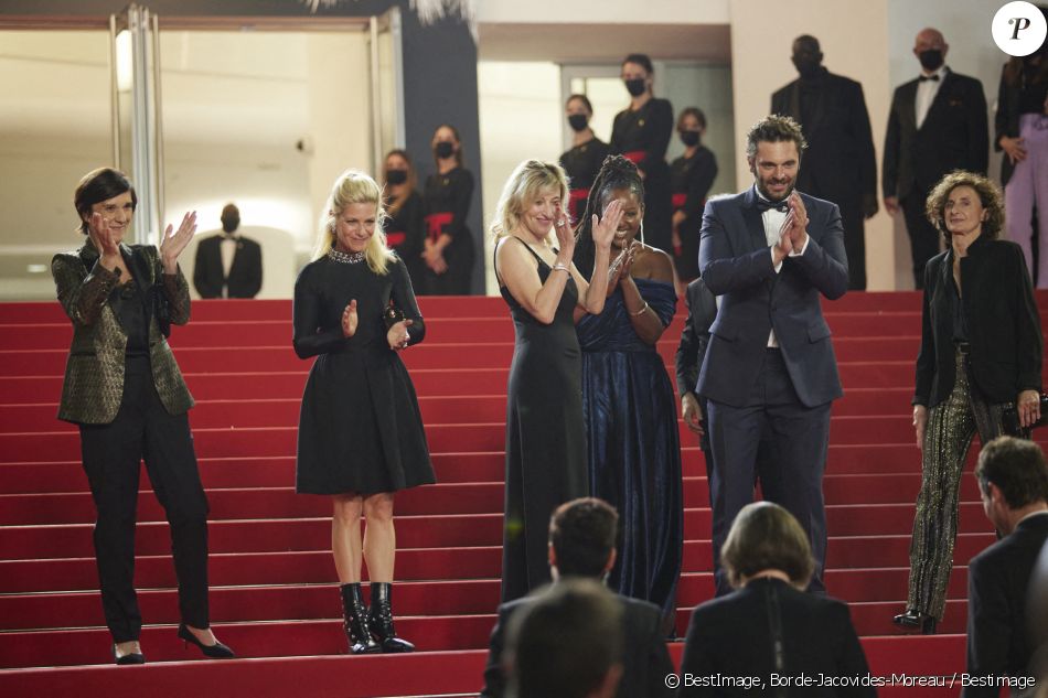 Catherine Corsini, Marina Foïs, Valéria Bruni Tedeschi, Aissatou Diallo Sagnan, Pio Marmaï, Elisabeth Perez - Montée des marches du film " La fracture " lors du 74ème Festival International du Film de Cannes. Le 9 juillet 2021 © Borde-Jacovides-Moreau / Bestimage