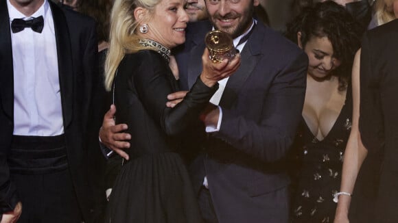 Cannes 2021 : Marina Foïs, en look rock, et Pio Marmaï déchaînés sur le tapis rouge