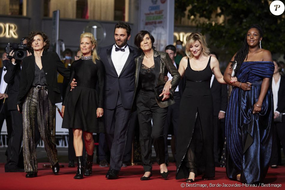 Elisabeth Perez, Marina Foïs, Pio Marmaï, Catherine Corsini, Valéria Bruni Tedeschi, Aissatou Diallo Sagnan - Montée des marches du film " La fracture " lors du 74ème Festival International du Film de Cannes. Le 9 juillet 2021 © Borde-Jacovides-Moreau / Bestimage