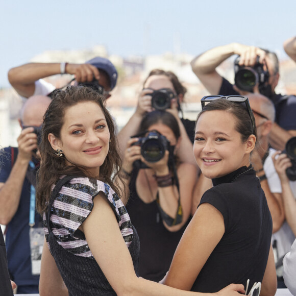Marion Cotillard (coproductrice), Melati Wijsen au photocall du film Bigger than us (Cinéma pour le climat) lors du 74ème festival international du film de Cannes le 10 juillet 2021 © Borde / Jacovides / Moreau / Bestimage