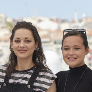 Mary Finn, Marion Cotillard (coproductrice), Melati Wijsen, Mohamad Aliounde au photocall du film Bigger than us (Cinéma pour le climat) lors du 74ème festival international du film de Cannes le 10 juillet 2021 © Borde / Jacovides / Moreau / Bestimage
