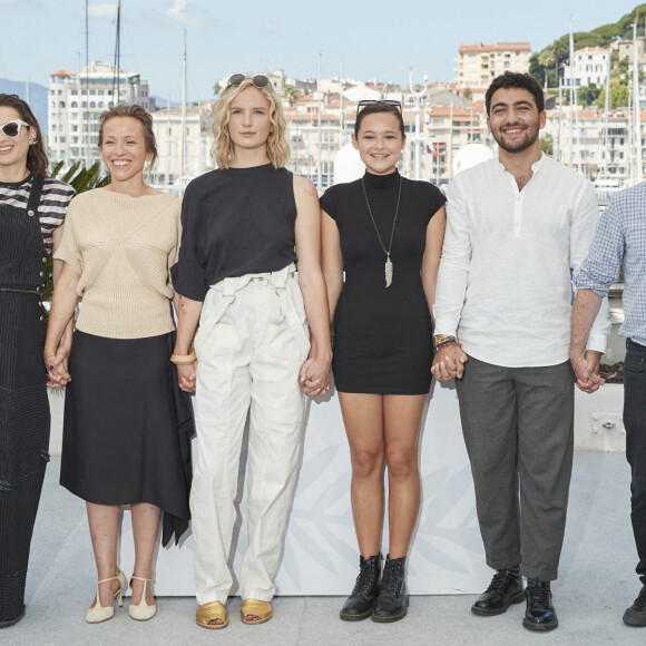 Marion Cotillard (coproductrice), Flore Vasseur, Mary Finn, Melati Wijsen, Mohamad Aliounde, Denis Carot au photocall du film Bigger than us (Cinéma pour le climat) lors du 74ème festival international du film de Cannes le 10 juillet 2021 © Borde / Jacovides / Moreau / Bestimage 
