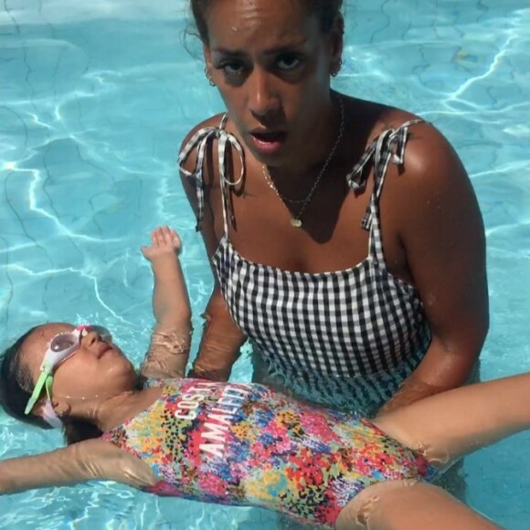 Amel Bent donne un cours de chant à sa fille sur Instagram. 10 juillet 2021