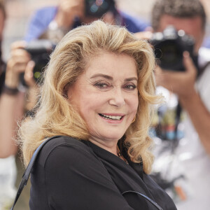 Catherine Deneuve au photocall du film De son vivant (Hors compétition) lors du 74ème festival international du film de Cannes le 11 juillet 2021 © Borde / Jacovides / Moreau / Bestimage 
