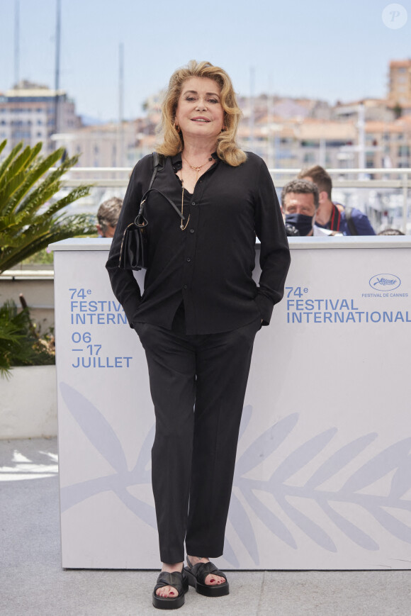 Catherine Deneuve au photocall du film De son vivant (Hors compétition) lors du 74ème festival international du film de Cannes le 11 juillet 2021 © Borde / Jacovides / Moreau / Bestimage 