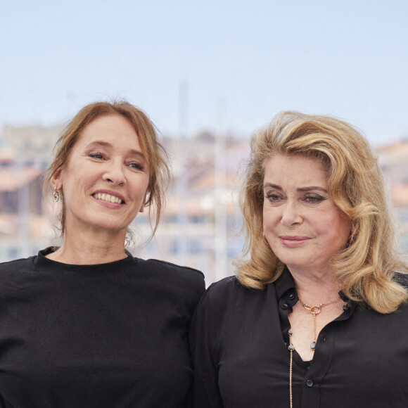 Emmanuelle Bercot (réalisatrice), Catherine Deneuve au photocall du film De son vivant (Hors compétition) lors du 74ème festival international du film de Cannes le 11 juillet 2021 © Borde / Jacovides / Moreau / Bestimage 