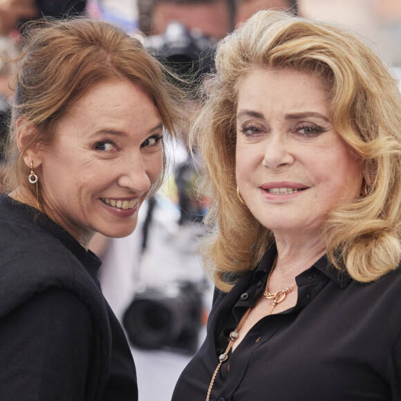 Emmanuelle Bercot (réalisatrice), Catherine Deneuve au photocall du film De son vivant (Hors compétition) lors du 74ème festival international du film de Cannes le 11 juillet 2021 © Borde / Jacovides / Moreau / Bestimage 