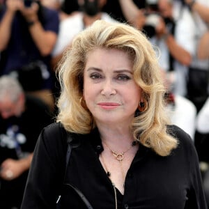 Catherine Deneuve au photocall du film De son vivant (Hors compétition) lors du 74ème festival international du film de Cannes. © Borde / Jacovides / Moreau / Bestimage 