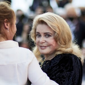 Emmanuelle Bercot, Catherine Deneuve - Montée des marches du film " De son vivant " lors du 74ème Festival International du Film de Cannes. Le 10 juillet 2021 © Borde-Jacovides-Moreau / Bestimage 