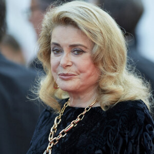 Catherine Deneuve - Montée des marches du film " De son vivant " lors du 74ème Festival International du Film de Cannes. Le 10 juillet 2021 © Borde-Jacovides-Moreau / Bestimage 