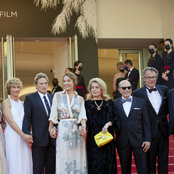 Lou Lampros (habillée en Céline), Oscar Morgan, Melissa George, Cécile de France, Benoit Magimel, Emmanuelle Bercot, Catherine Deneuve, Gabriel Sara, guest, François Kraus, guest - Montée des marches du film " De son vivant " lors du 74ème Festival International du Film de Cannes. Le 10 juillet 2021 © Borde-Jacovides-Moreau / Bestimage 