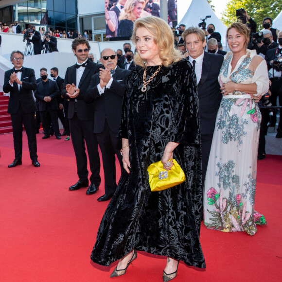 Francois Kraus, Gabriel Sara, Benoit Magimel, Emmanuelle Bercot, Catherine Deneuve - Montée des marches du film " De son vivant " lors du 74ème Festival International du Film de Cannes. Le 10 juillet 2021 © Borde-Jacovides-Moreau / Bestimage 