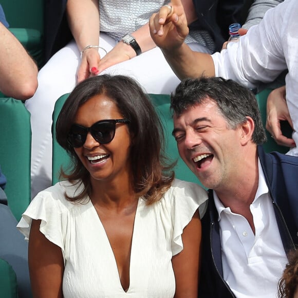 Karine Le Marchand très complice de Stéphane Plaza - Les célébrités dans les tribunes lors des internationaux de France de Roland-Garros à Paris, le 4 juin 2017. © Dominique Jacovides-Cyril Moreau/Bestimage 