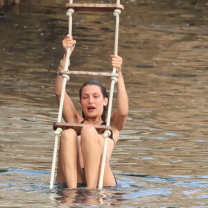 Bella Hadid et son compagnon Marc Kalman à l'hôtel du Cap-Eden-Roc, à Antibes, le 12 juillet 2021.