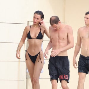 Bella Hadid et son compagnon Marc Kalman à l'hôtel du Cap-Eden-Roc, à Antibes, le 12 juillet 2021.