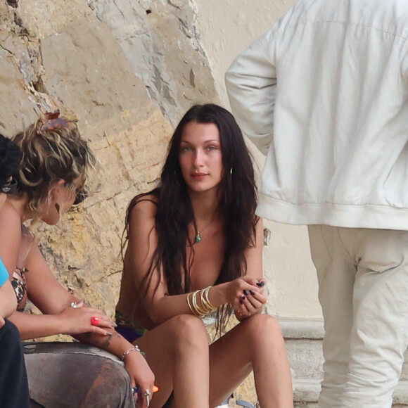 Bella Hadid et son compagnon Marc Kalman à l'hôtel du Cap-Eden-Roc, à Antibes, le 12 juillet 2021.