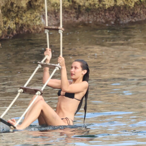 Bella Hadid et son compagnon Marc Kalman à l'hôtel du Cap-Eden-Roc, à Antibes, le 12 juillet 2021.