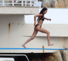 Bella Hadid fait le grand saut à l'hôtel du Cap-Eden-Roc, à Antibes, le 12 juillet 2021.