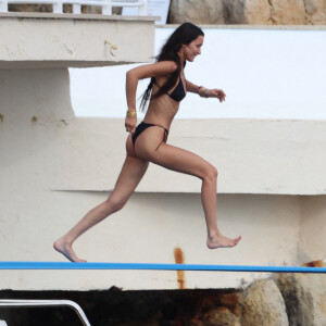 Bella Hadid fait le grand saut à l'hôtel du Cap-Eden-Roc, à Antibes, le 12 juillet 2021.