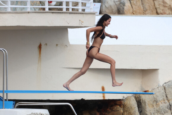 Bella Hadid fait le grand saut à l'hôtel du Cap-Eden-Roc, à Antibes, le 12 juillet 2021.