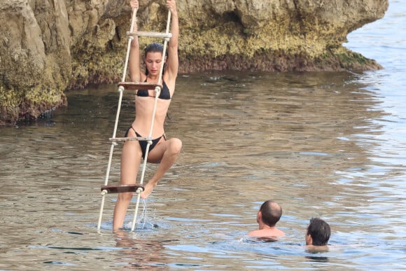 Bella Hadid et son compagnon Marc Kalman à l'hôtel du Cap-Eden-Roc, à Antibes, le 12 juillet 2021.