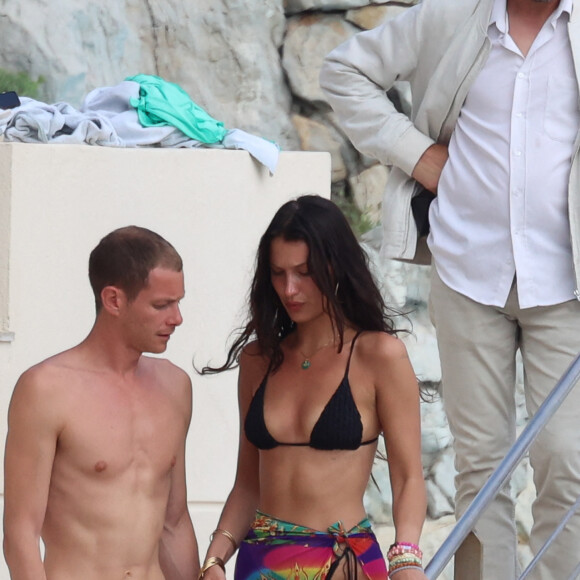 Bella Hadid et son compagnon Marc Kalman à l'hôtel du Cap-Eden-Roc, à Antibes, le 12 juillet 2021.