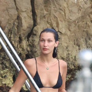 Bella Hadid et son compagnon Marc Kalman à l'hôtel du Cap-Eden-Roc, à Antibes, le 12 juillet 2021.