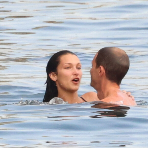 Bella Hadid et son compagnon Marc Kalman à l'hôtel du Cap-Eden-Roc, à Antibes, le 12 juillet 2021.