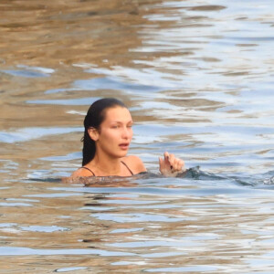 Bella Hadid et son compagnon Marc Kalman à l'hôtel du Cap-Eden-Roc, à Antibes, le 12 juillet 2021.