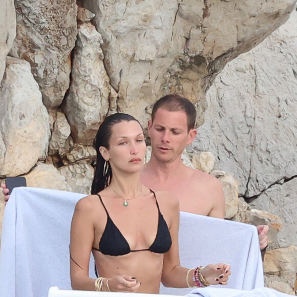 Bella Hadid et son compagnon Marc Kalman à l'hôtel du Cap-Eden-Roc, à Antibes, le 12 juillet 2021.