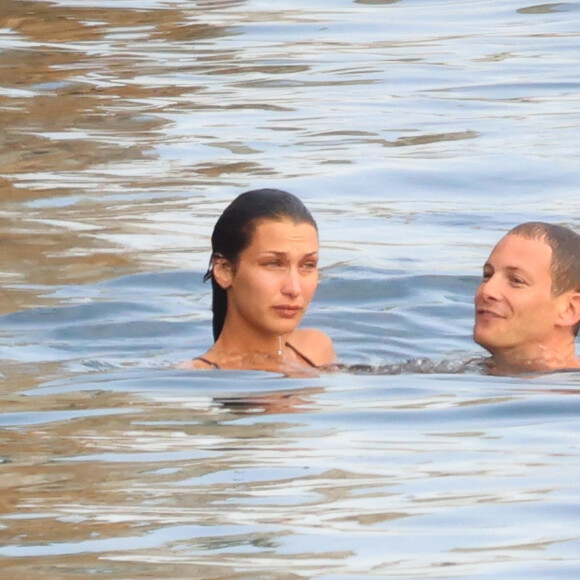 Bella Hadid et son compagnon Marc Kalman à l'hôtel du Cap-Eden-Roc, à Antibes, le 12 juillet 2021.