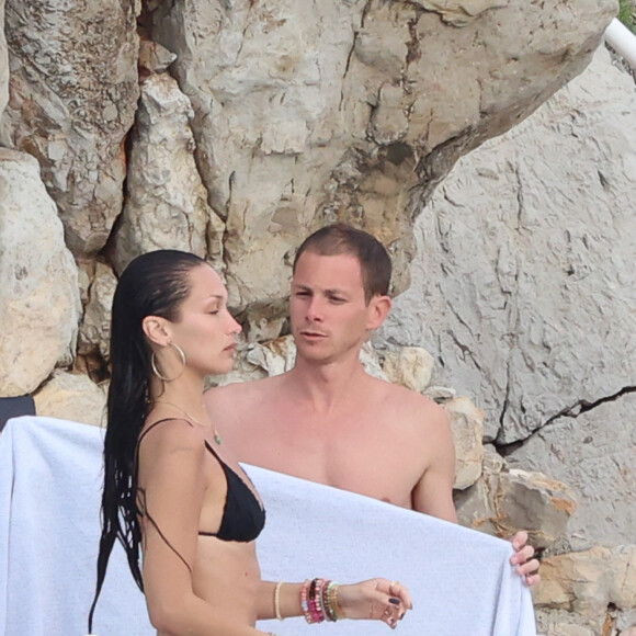 Bella Hadid et son compagnon Marc Kalman à l'hôtel du Cap-Eden-Roc, à Antibes, le 12 juillet 2021.