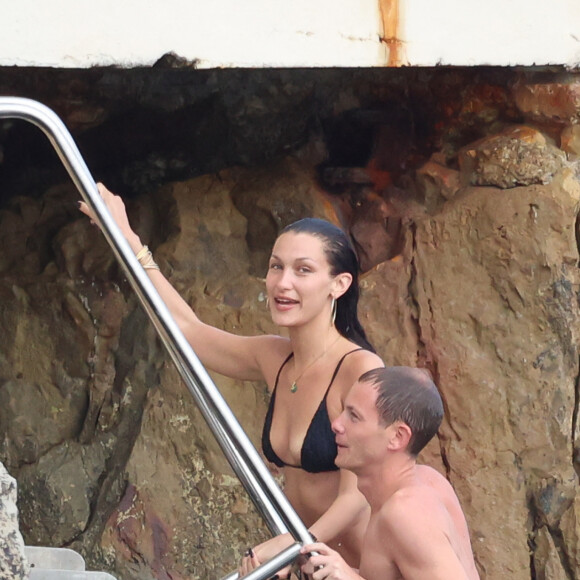 Bella Hadid et son compagnon Marc Kalman à l'hôtel du Cap-Eden-Roc, à Antibes, le 12 juillet 2021.