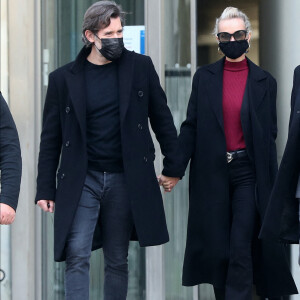 Exclusif - Laeticia Hallyday et son compagnon Jalil Lespert se rendent à Canal+ pour un rendez-vous important en présence de Gille Gauer (l'avocat de Laeticia) et Anne Hommel à Paris le 27 novembre 2020.