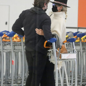 Exclusif - Laeticia Hallyday et son compagnon Jalil Lespert arrivent à l'aéroport de Roissy-Charles-de-Gaulle à Paris en provenance de Rome après un week-end en amoureux, le 2 novembre 2020.