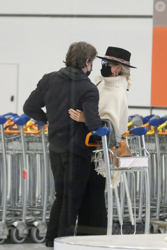 Exclusif - Laeticia Hallyday et son compagnon Jalil Lespert arrivent à l'aéroport de Roissy-Charles-de-Gaulle à Paris en provenance de Rome après un week-end en amoureux, le 2 novembre 2020.