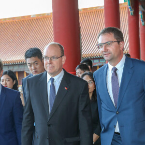 Exclusif - Stéphane Bern, le prince Albert II de Monaco, Thomas Fouilleron, directeur des archives du Palais Princier et Commissaire de l'exposition lors de l'inauguration de l'exposition "Princes et princesses de Monaco" à la cité interdite à Pékin le 6 septembre 2018. © Jean-Charles Vinaj / PRM / Bestimage