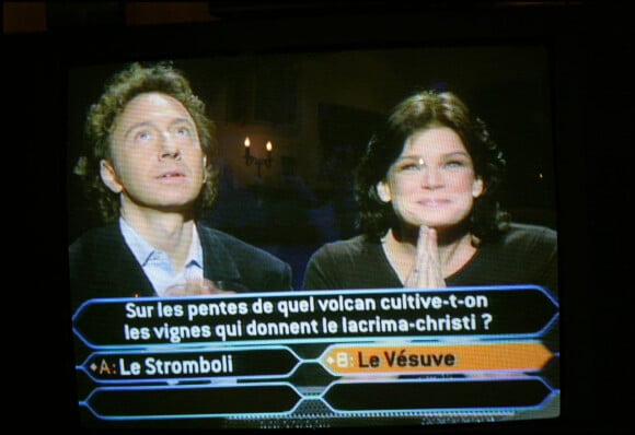 La princesse Stéphanie de Monaco et Stéphane Bern dans l'émission "Qui veut gagner des millions" au profit de la fondation Aids Monaco, en 2004.