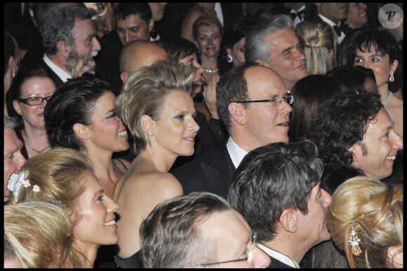 Le prince Albert de Monaco, sa compagne Charlene Wittstock et Stéphane Bern lors du Bal de la Rose à Monaco en 2009.