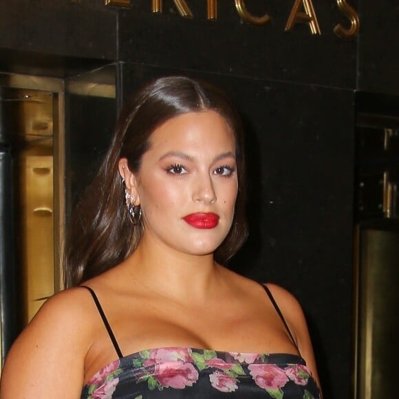 Ashley Graham enceinte à la sortie de l'émission "The Tonight Show" avec Jimmy Fallon dans une magnifique robe fleurie à New York, le 9 décembre 2019.