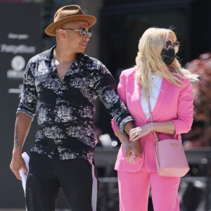 L'ancienne Spice Girl Emma Bunton, vêtue d'un ensemble rose, et son fiancé Jade Jones sont allés déjeuner en amoureux au restaurant de l'hôtel White City à Londres, Royaume Uni, le 8 juin 2021.