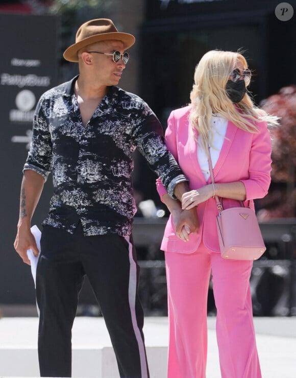 L'ancienne Spice Girl Emma Bunton, vêtue d'un ensemble rose, et son fiancé Jade Jones sont allés déjeuner en amoureux au restaurant de l'hôtel White City à Londres, Royaume Uni, le 8 juin 2021.