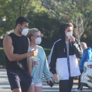 Une des première sorties de Britney Spears depuis l'épidémie de coronavirus (COVID-19) avec son compagnon Sam Asghari et un de ses fils à Los Angeles. Le 16 mars 2021.