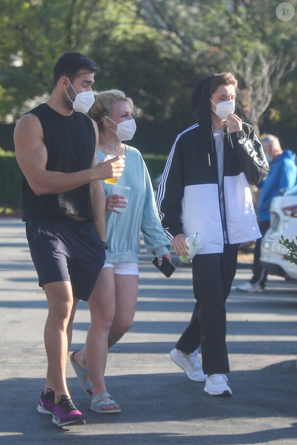 Une des première sorties de Britney Spears depuis l'épidémie de coronavirus (COVID-19) avec son compagnon Sam Asghari et un de ses fils à Los Angeles. Le 16 mars 2021.